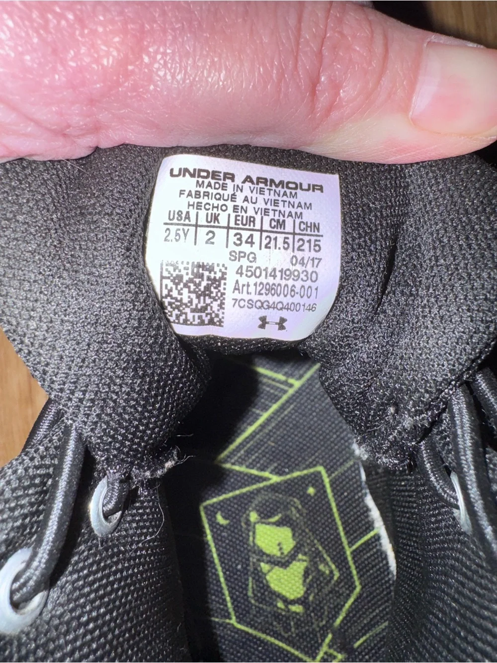 Boys Under Armour Black sneakers 2.5 Youth